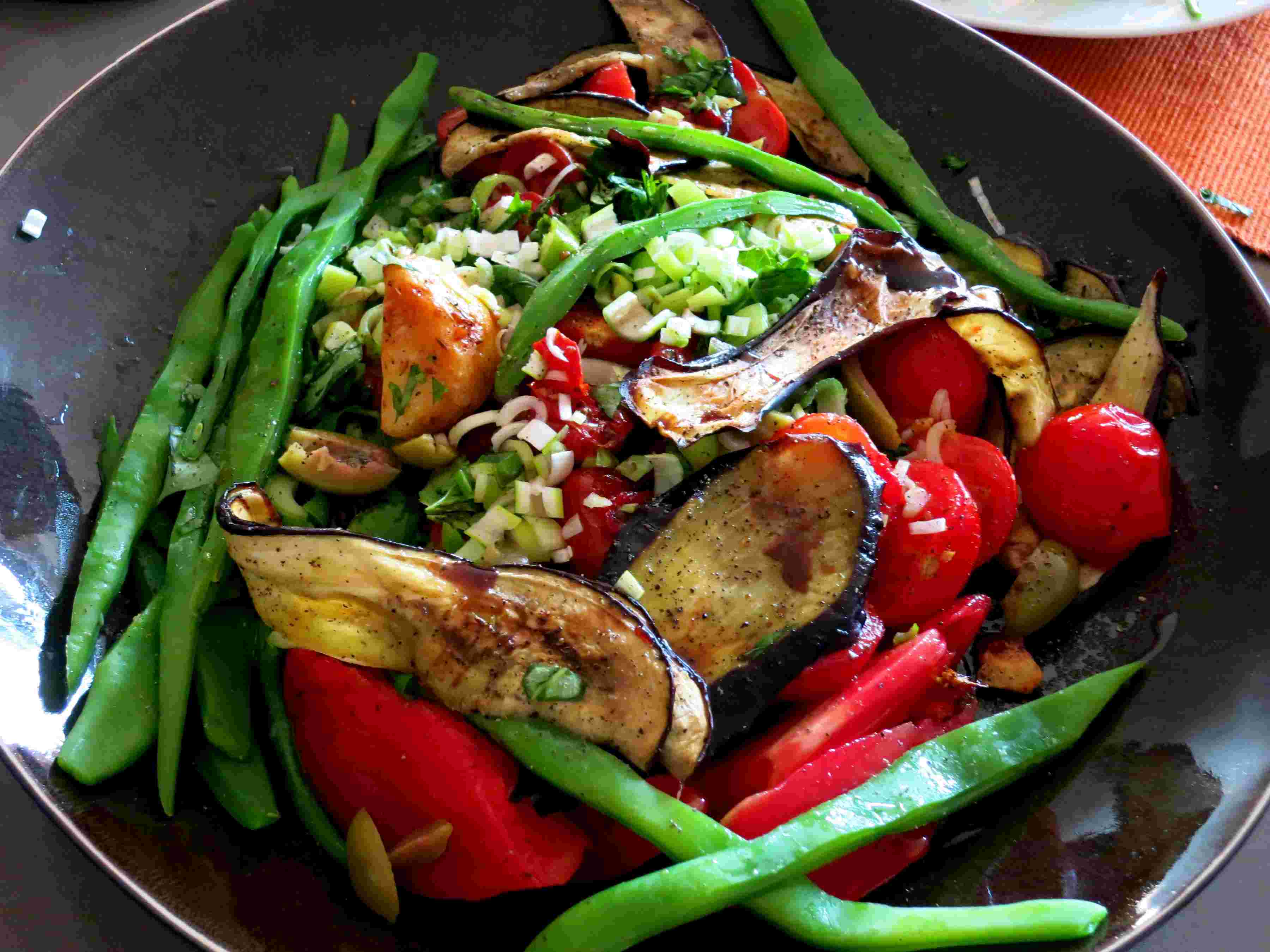 salade-van-snijbonen-aubergine-en-geroosterde-tomaten.jpg