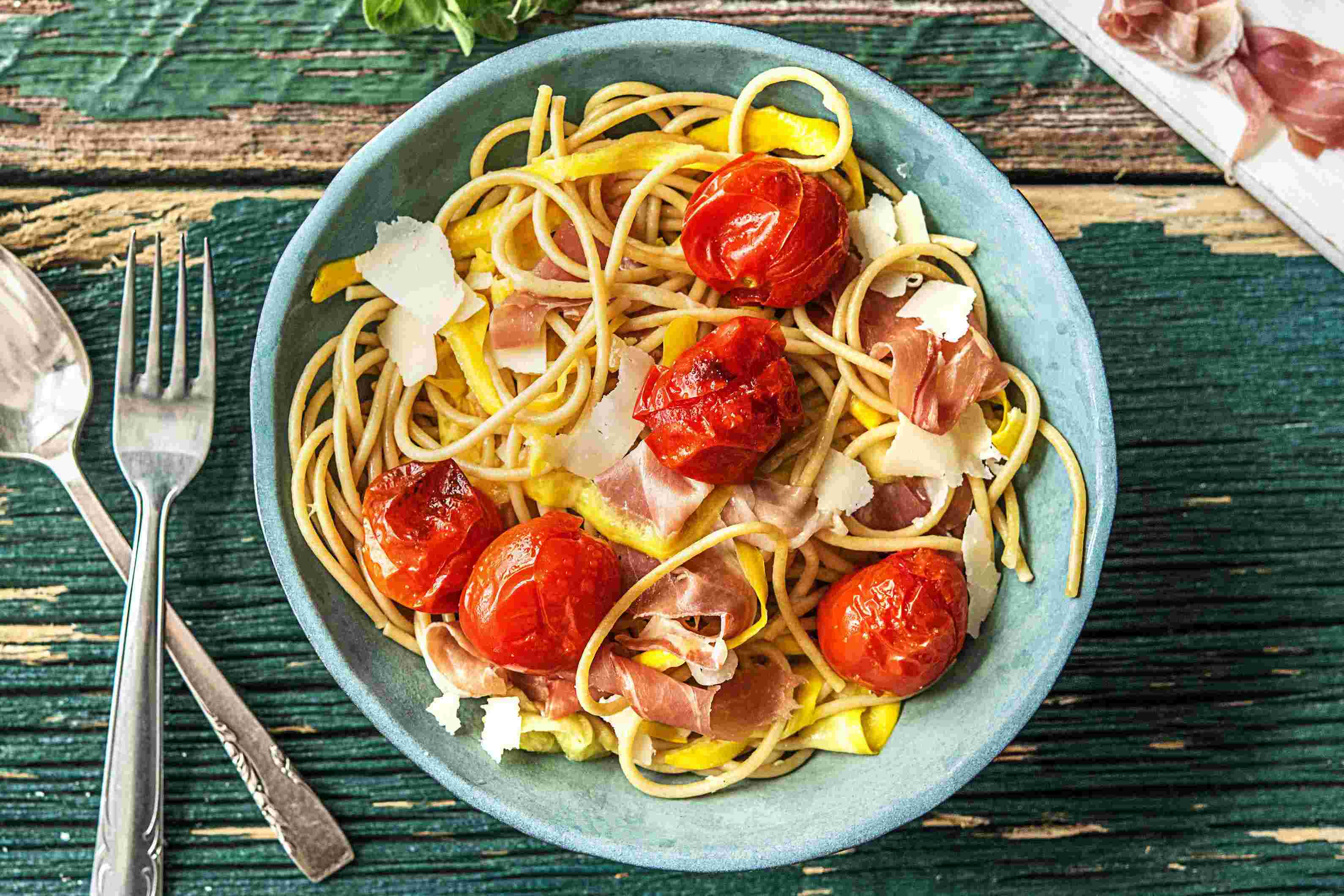 spaghetti-met-serranoham-gele-courgettelinten-mini-romatomaten-en-oude-kaas-aefa9a22.jpg