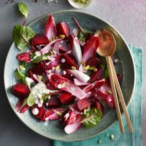 Rode sla met bietjes, bietenblad en pistachenoten.png